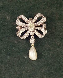 Broche de diamantes con perla suspendida, c.1760 diamante y perla